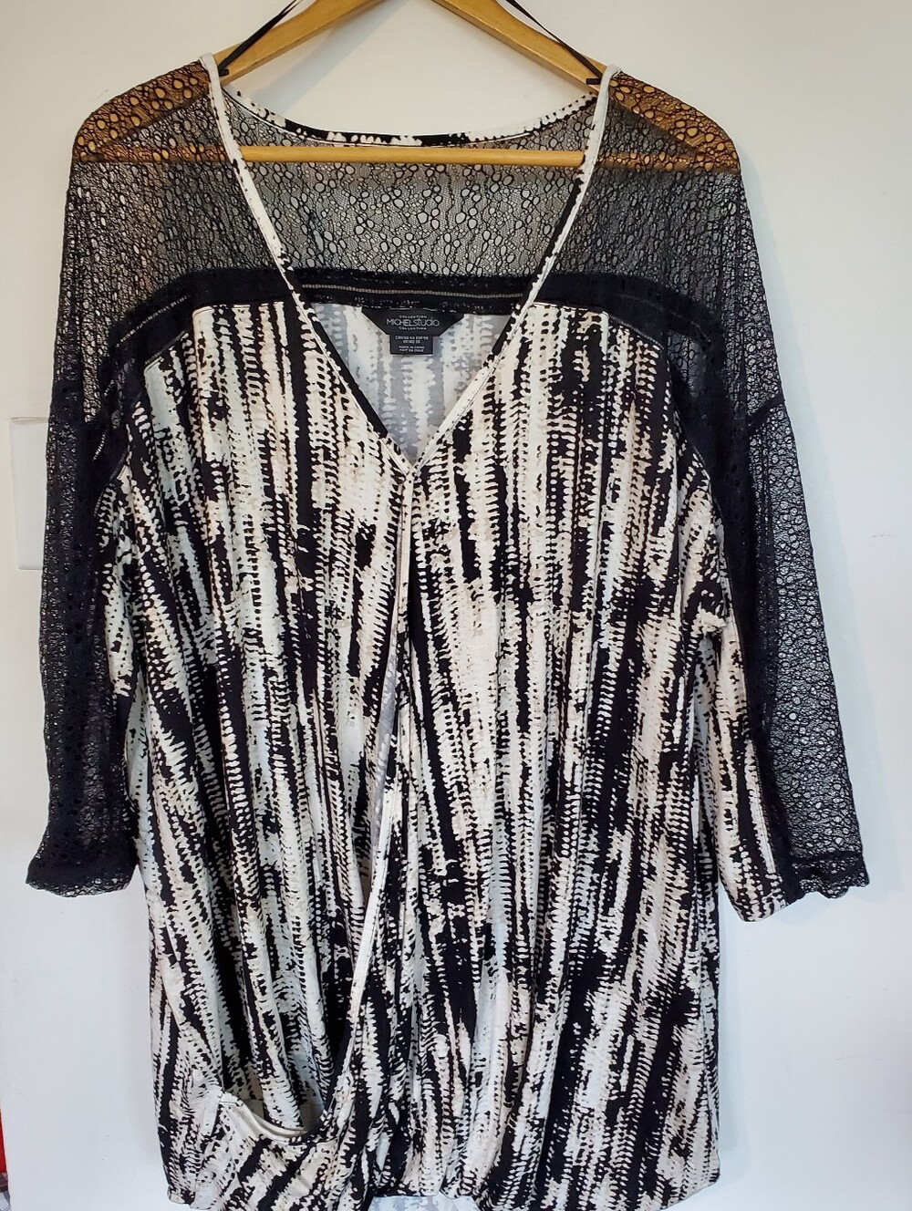 Michel Studio Black and White Lace Yoke V-Neck Tunic .brand New Never Been Worn